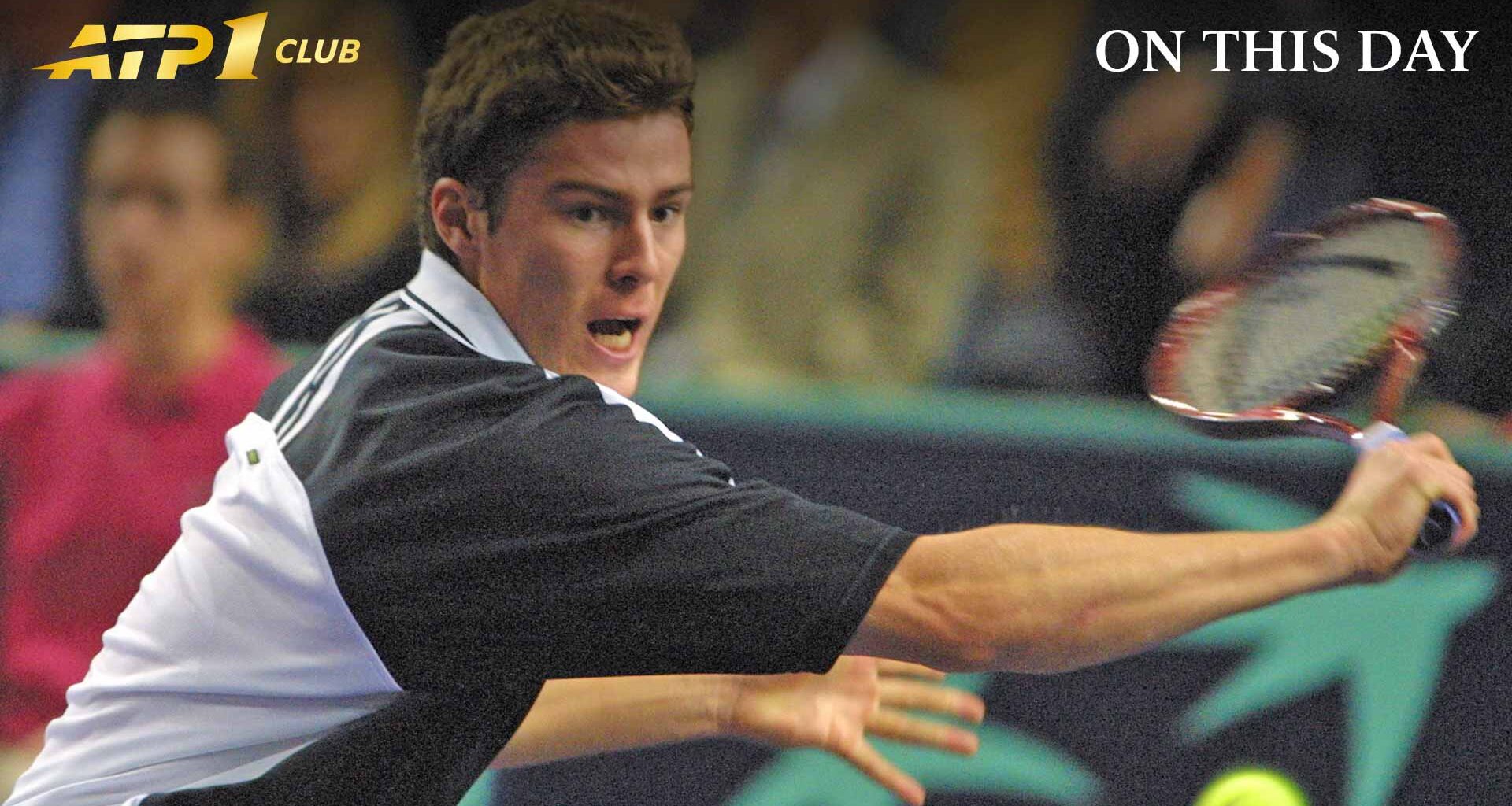 Marat Safin in action during the 2000 Rolex Paris Masters, where he lifted the trophy to become World No. 1.