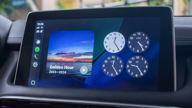 Showing the time for four different cities on the CarPlay widget