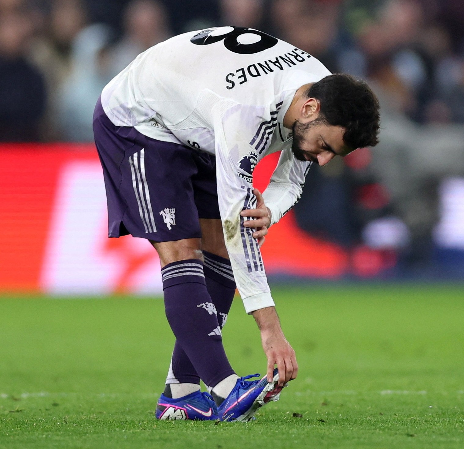 Premier League - Aston Villa v Manchester United