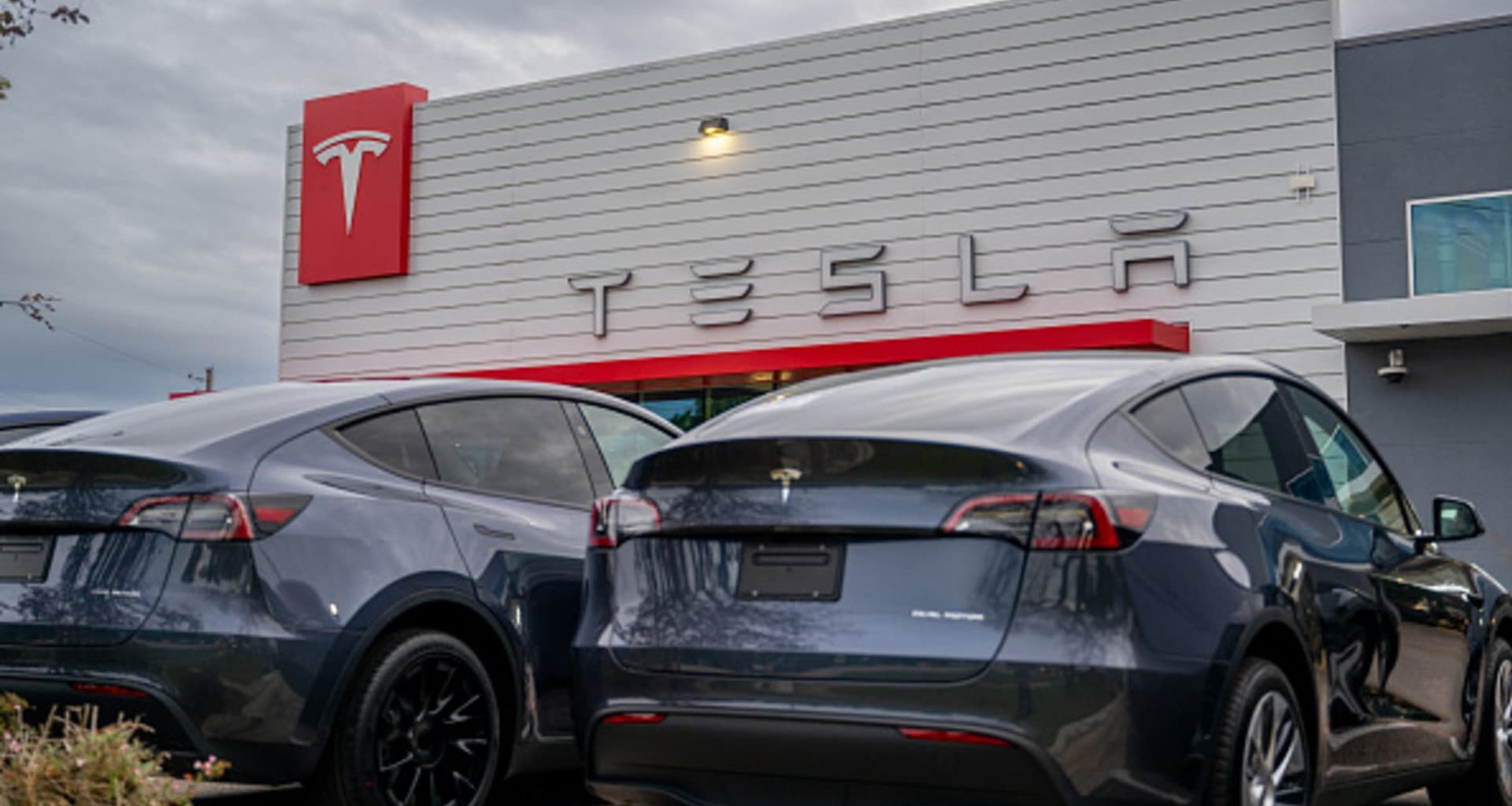 U.S. auto safety agency probes Tesla Model 3 emergency door release