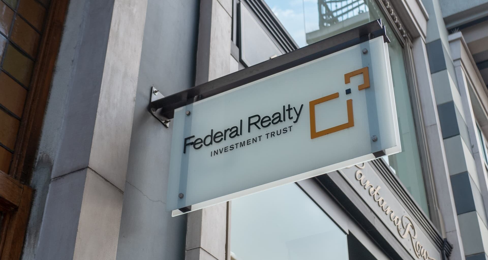 Wall Street sees a bright 2026 for this beat-up dividend-paying stock