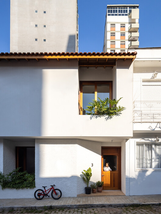 Village House / Peninsula Arquitetura - Exterior Photography, Facade, Door, Balcony