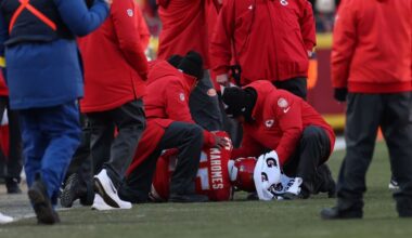 Patrick Mahomes exits late as Chiefs' postseason hopes end