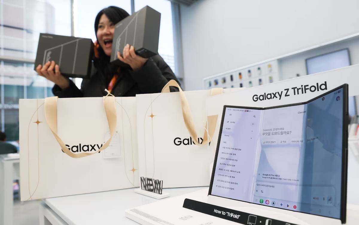 Galaxy Z TriFold buyer at the Samsung Gangnam store (photo by Ko Un-ho)
