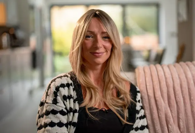 Ellen dey look camera dey smiel