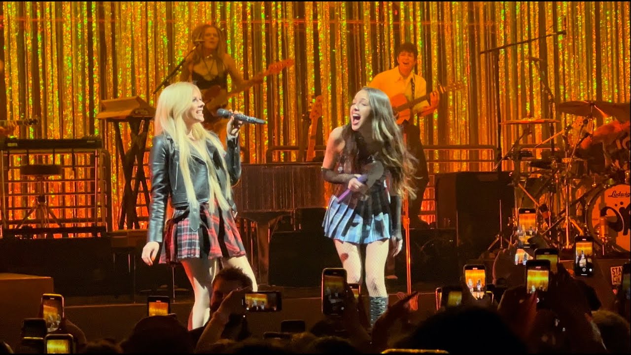 Olivia Rodrigo & Avril Lavigne - Complicated (Toronto 1 2022) - YouTube