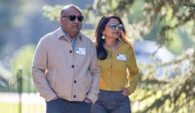 Americans Are Watching Fewer New Shows, More Free TV - Bloomberg.com