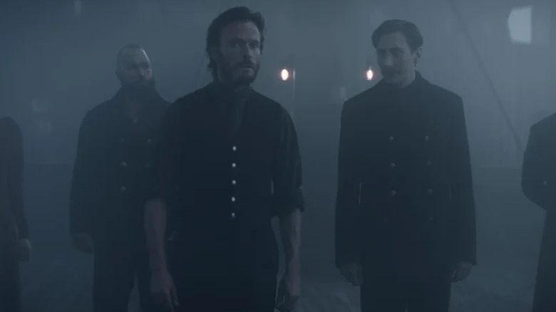 Eyk Larsen (Andreas Pietschmann) stands with his crew on a foggy ship in 1899