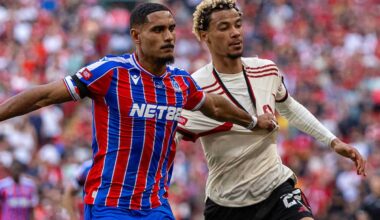 LONDON, ENGLAND - Sunday, August 10, 2025: Liverpool&rsquo;s Hugo Ekitike challenges Crystal Palace