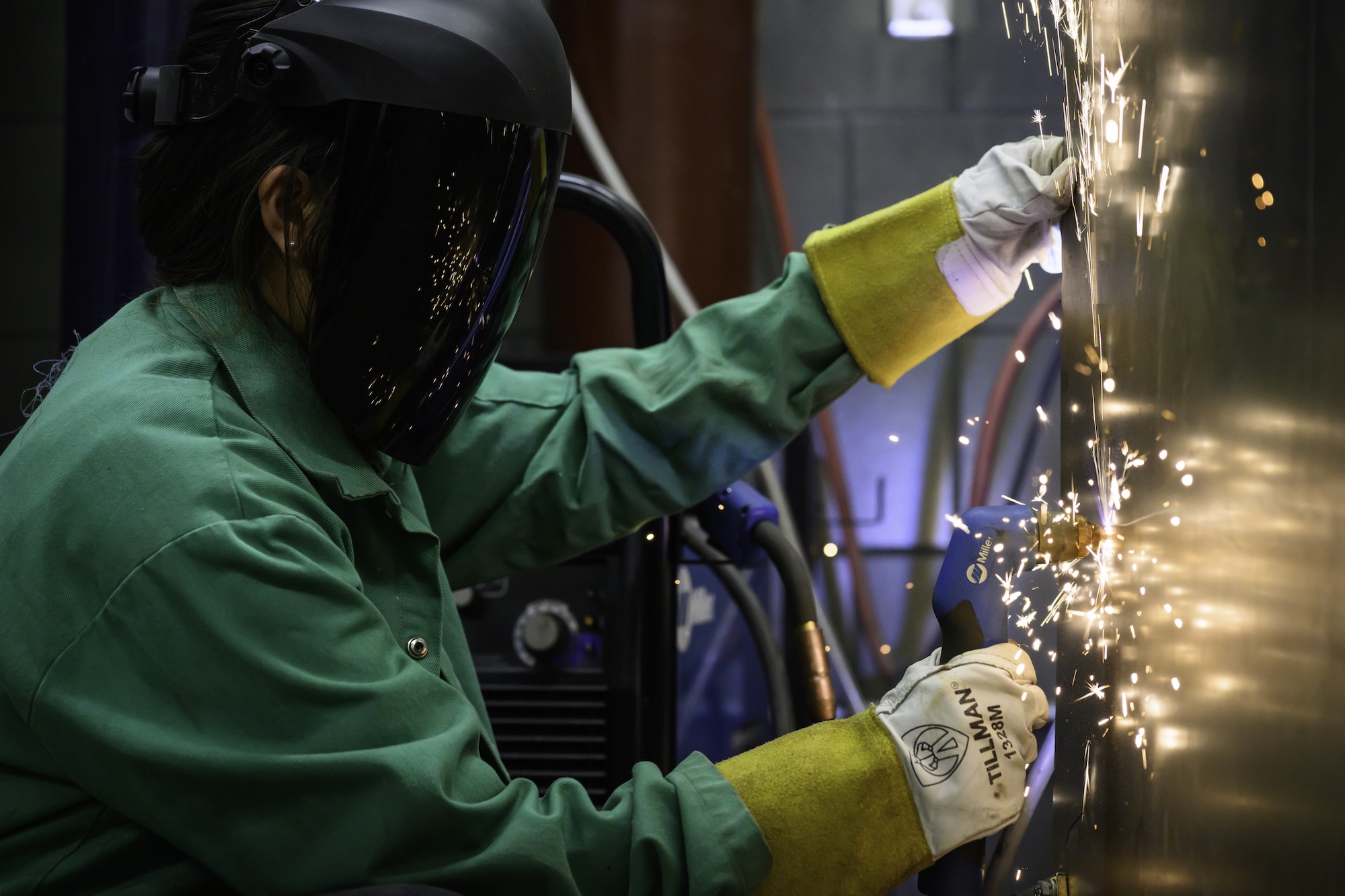 Amanda Lee ‘27 uses a plasma cutter on a sculpture.