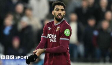 Lucas Paqueta adjusts his gloves