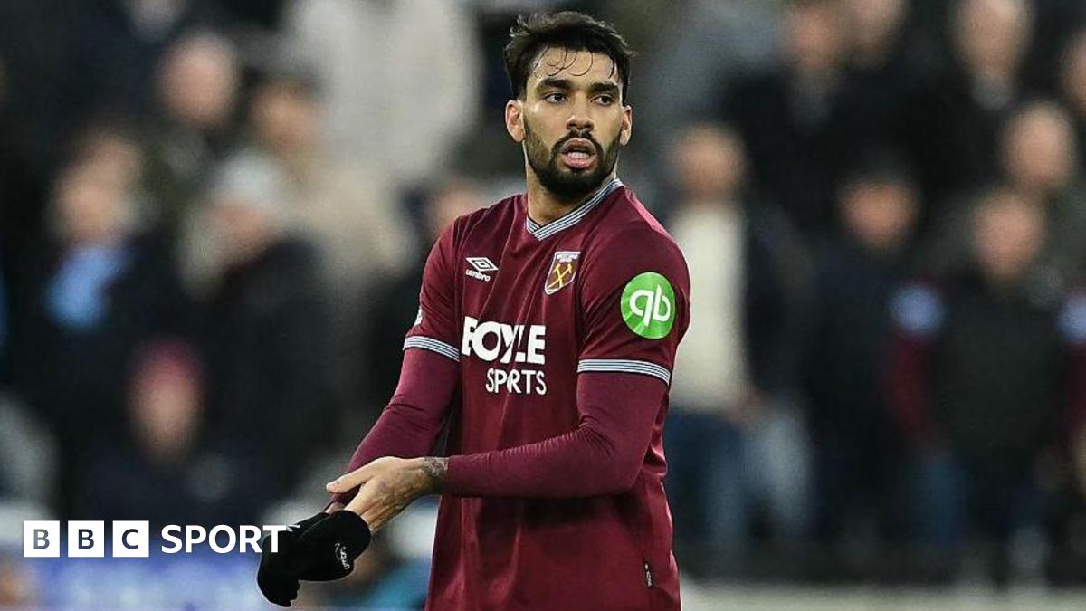 Lucas Paqueta adjusts his gloves