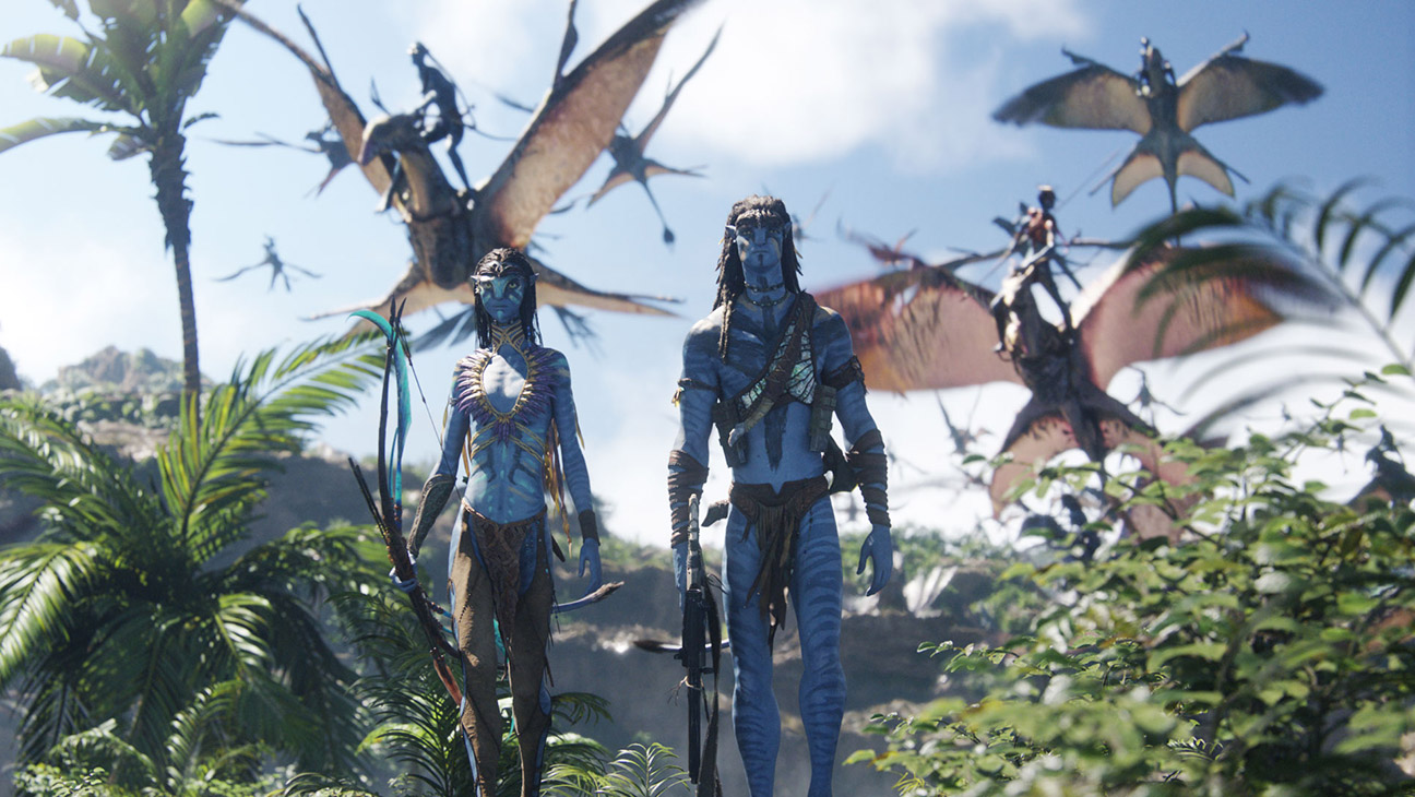 (L-R) Neytiri (Zoe Saldaña) and Jake Sully (Sam Worthington) in 20th Century Studios' Avatar Fire and Ash