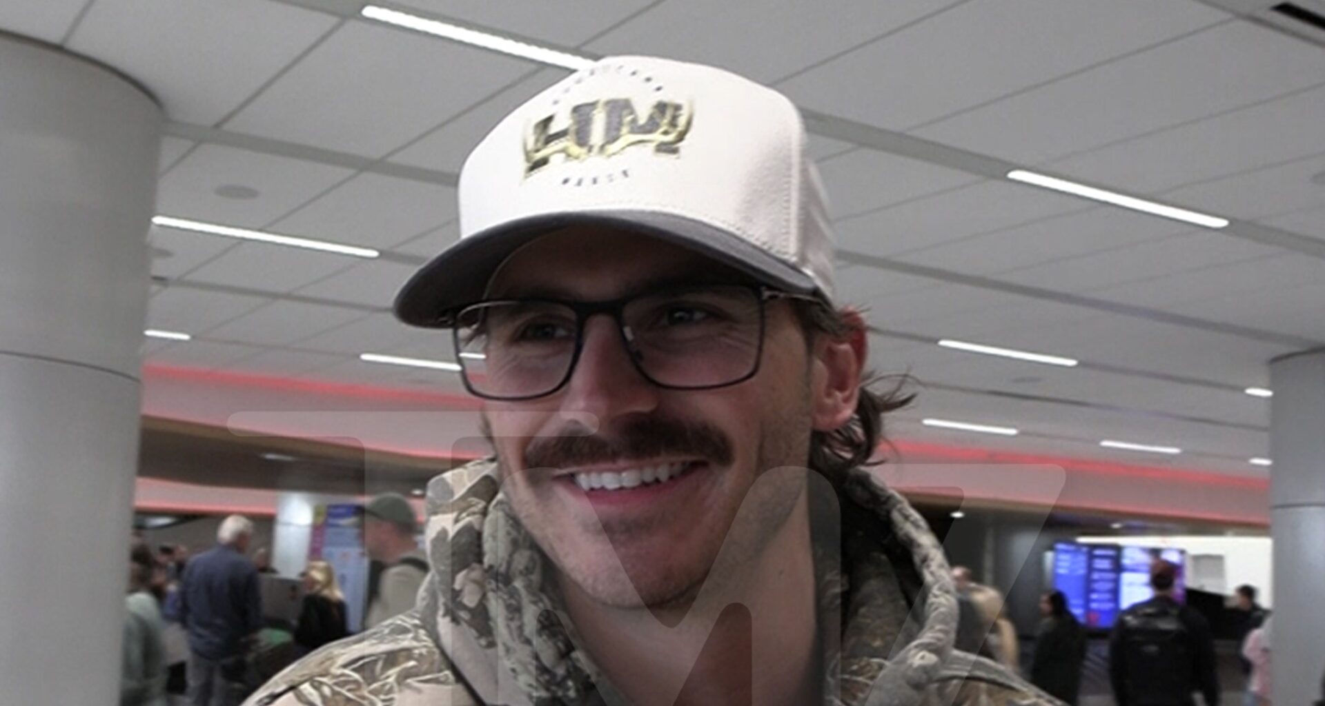 Country Star Tucker Wetmore Talks Magic Moves on Stage, Ladies Can't Get Enough