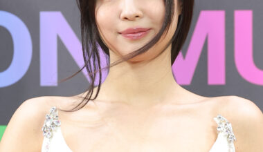 Jennie poses for photos during the red carpet event for the 2025 Melon Music Awards at Gocheok Sky Dome in western Seoul on Dec. 20. [NEWS1]