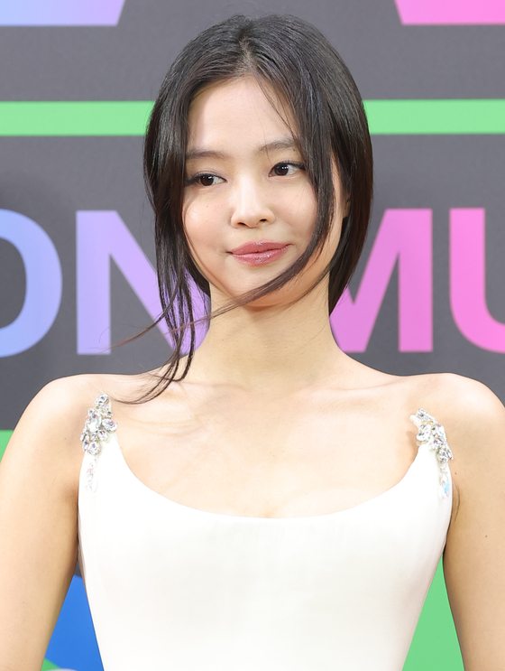 Jennie poses for photos during the red carpet event for the 2025 Melon Music Awards at Gocheok Sky Dome in western Seoul on Dec. 20. [NEWS1]