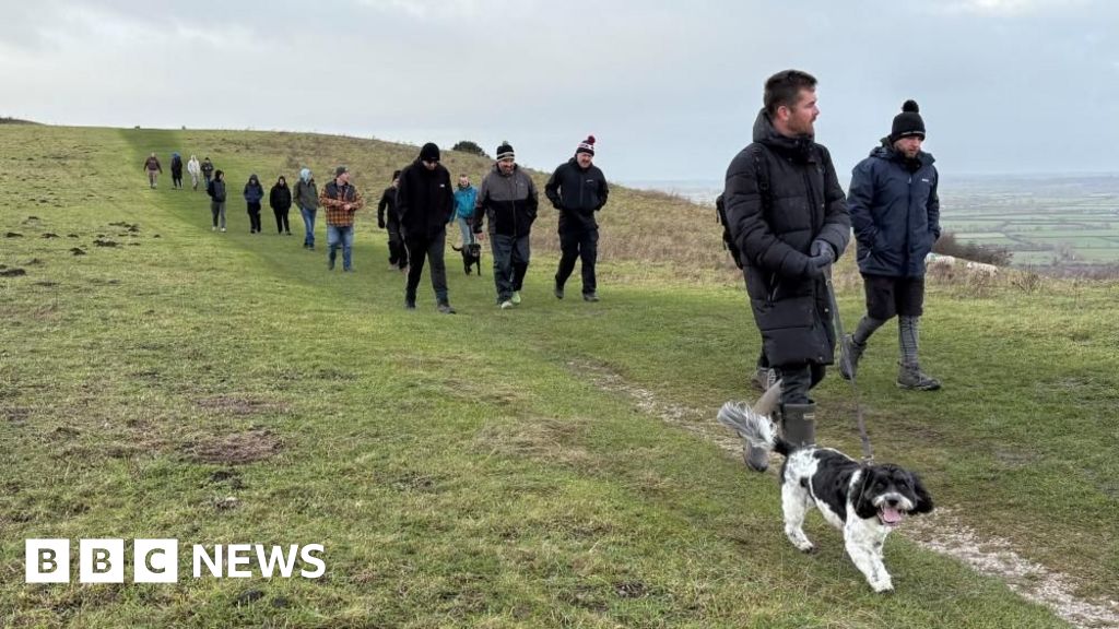 Record-breaking swimmer leads Ivinghoe Beacon mental health walk