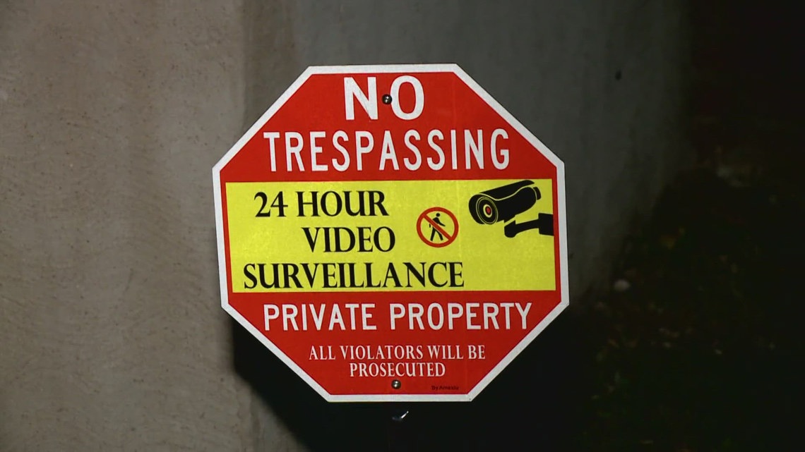 Tornado survivors brave freezing homes to guard against looters