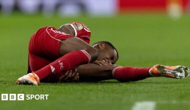 Alexander Isak holding his knee