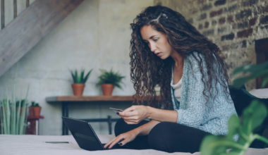 7 silent signs someone is struggling financially but hiding it from everyone – VegOut