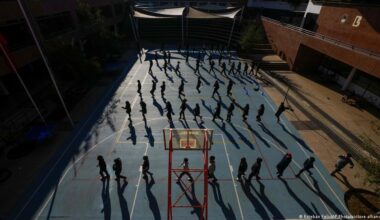 Chile to ban smartphones in classrooms – DW – 12/03/2025