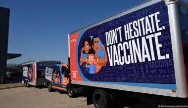 Medical experts are pushing back on new US vaccine policy – DW – 12/15/2025