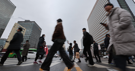 Office workers head to workplace in central Seoul on Jan. 31. [NEWS1]