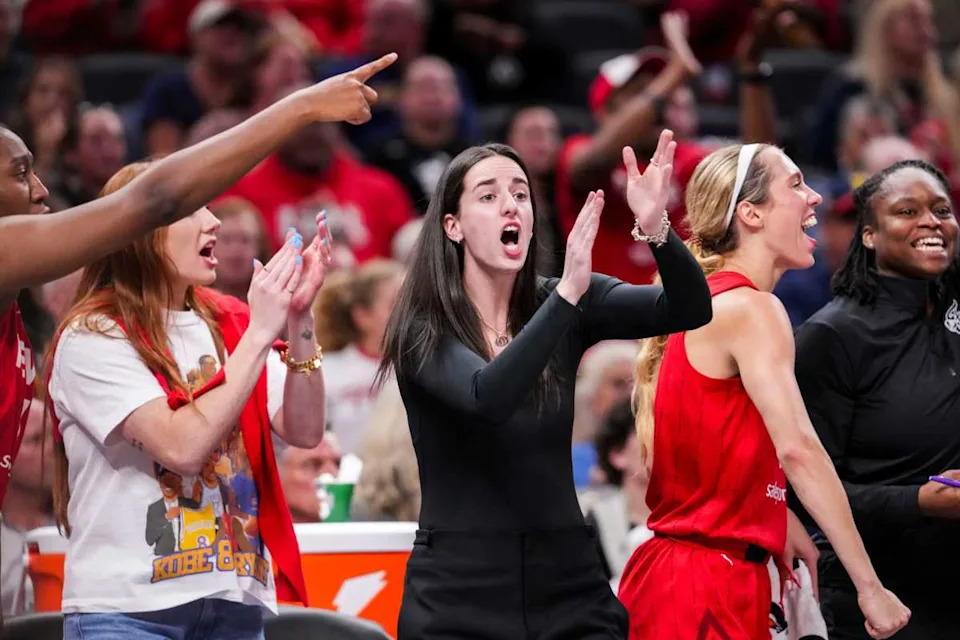 Indiana Fever guard Caitlin Clark (22) and the team react to the action Friday, Sept. 5, 2025, during a game between the Indiana Fever and the Chicago Sky at Gainbridge Fieldhouse in Indianapolis.© Grace Smith&sol;IndyStar &sol; USA TODAY NETWORK via Imagn Images