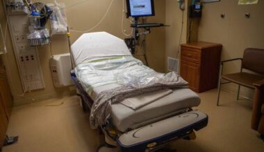 9093980_web1_gtr-HospitalMedicare2