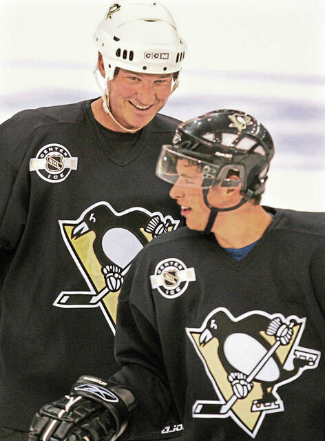 While passing Mario Lemieux, Sidney Crosby paid an ultimate tribute