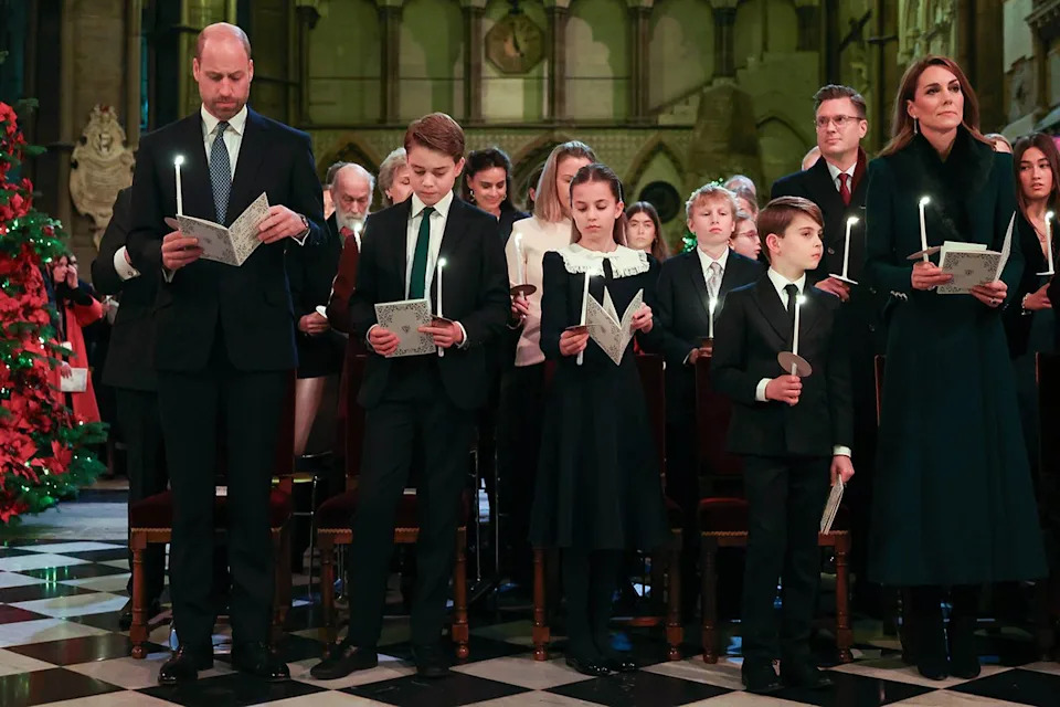 Andrew Parsons / Kensington Palace Prince William, Prince George, Princess Charlotte, Prince Louis and Kate Middleton during the carol service