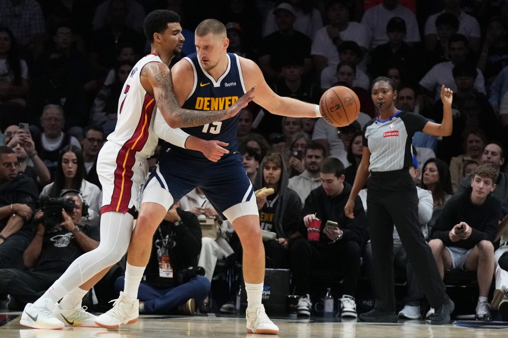 Nuggets' Nikola Jokic suffers knee injury, leaves game in Miami