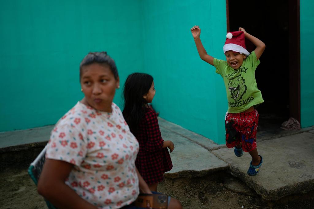 Photos show Venezuelan migrants spending Christmas at home after abandoning hope of reaching the US – Daily Press