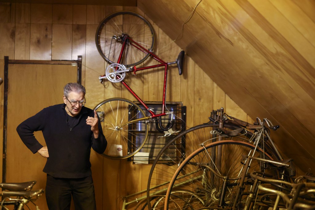 Lance Armstrong narrates documentary on Chicago-based Schwinn