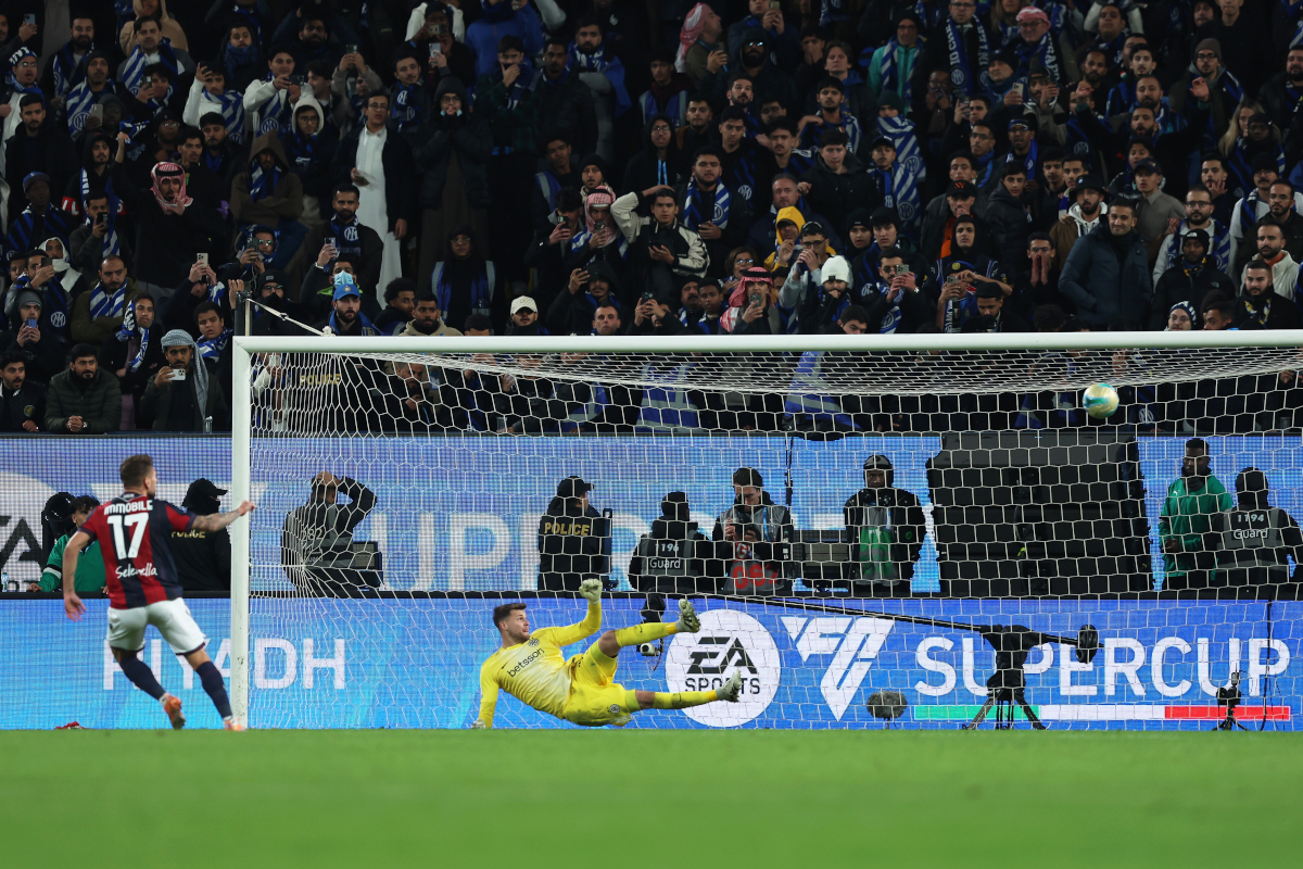 RIYADH, SAUDI ARABIA - DECEMBER 19: Ciro Immobile of Bologna FC 1909 scores the winning penalty in the penalty shootout past Josep Martinez of Internazionale during the Supercoppa Italiana semifinal match between Bologna FC 1909 and FC Internazionale at King Saud University Stadium on December 19, 2025 in Riyadh, Saudi Arabia. (Photo by Yasser Bakhsh/Getty Images)
