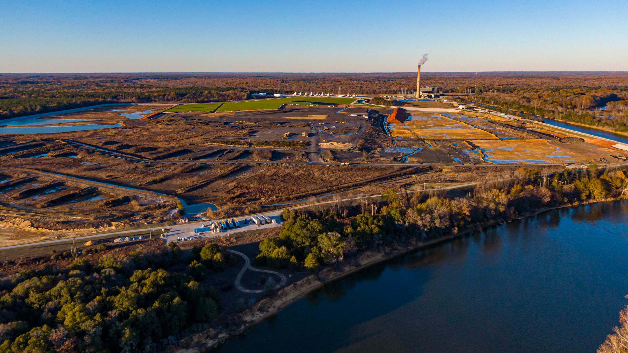 Alabama Power’s coal ash storage lagoon at its Greene County plant sits next to the Black Warrior River. Credit: Lee Hedgepeth/Inside Climate News