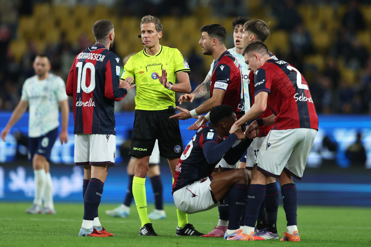 RIYADH, SAUDI ARABIA - DECEMBER 19: Referee, Daniele Chiffi speaks with Federico Bernardeschi of Bologna FC 1909 during the Supercoppa Italiana semifinal match between Bologna FC 1909 and FC Internazionale at King Saud University Stadium on December 19, 2025 in Riyadh, Saudi Arabia. (Photo by Yasser Bakhsh/Getty Images)