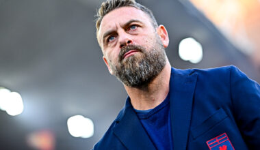GENOA, ITALY - NOVEMBER 29: Daniele De Rossi, head coach of Genoa, looks on prior to kick-off in the Serie A match between Genoa CFC and Hellas Verona FC at Luigi Ferraris Stadium on November 29, 2025 in Genoa, Italy. (Photo by Simone Arveda/Getty Images)