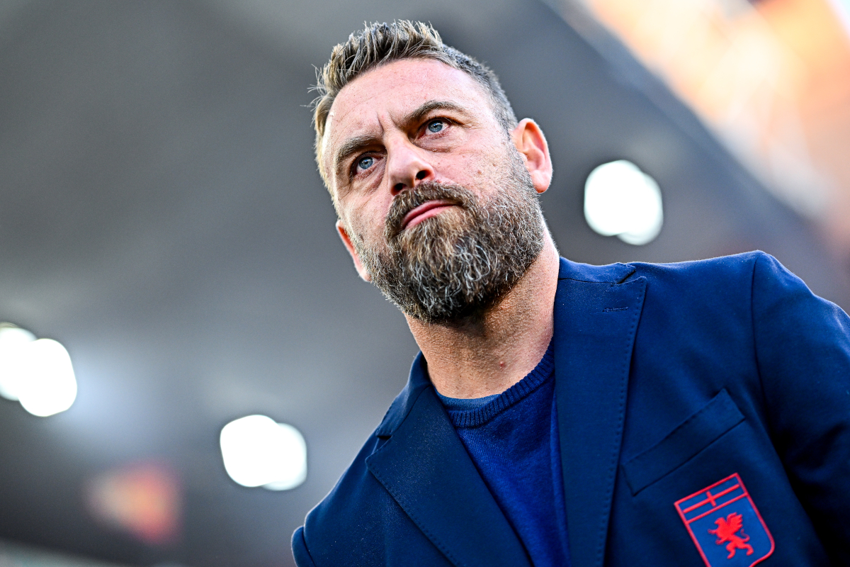 GENOA, ITALY - NOVEMBER 29: Daniele De Rossi, head coach of Genoa, looks on prior to kick-off in the Serie A match between Genoa CFC and Hellas Verona FC at Luigi Ferraris Stadium on November 29, 2025 in Genoa, Italy. (Photo by Simone Arveda/Getty Images)