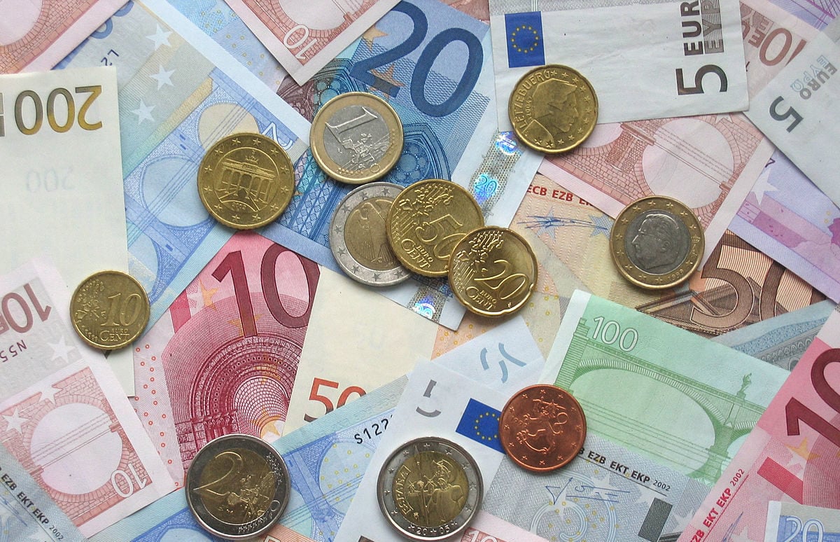 Greece household income euro coins