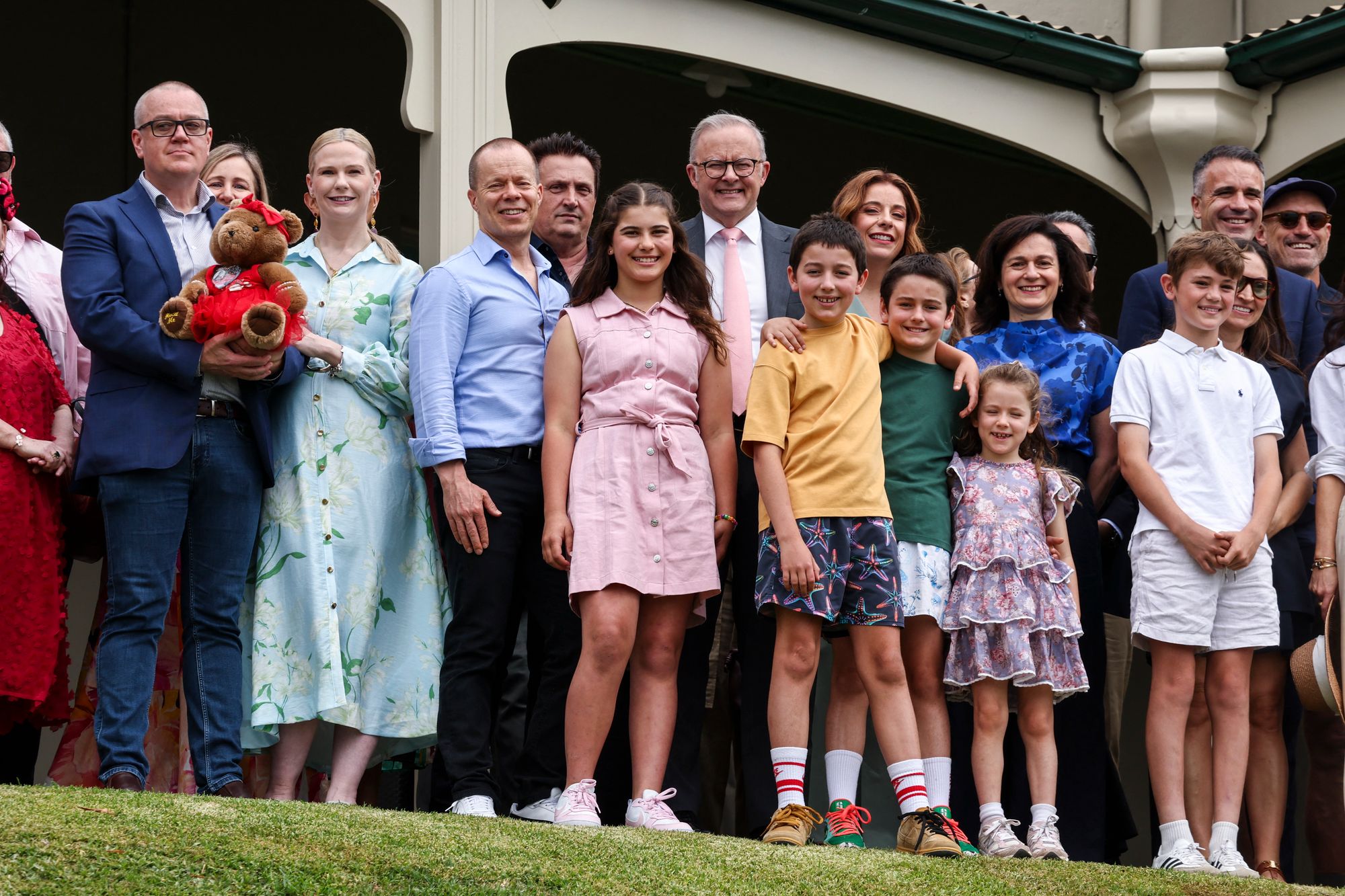 Australia bans young teenagers from social media