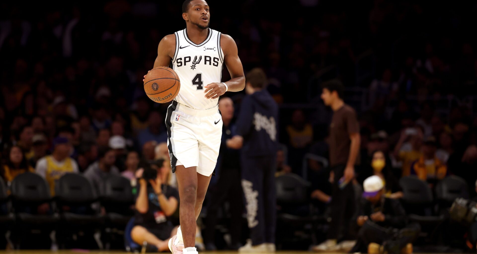 De'Aaron Fox bring the ball up the court