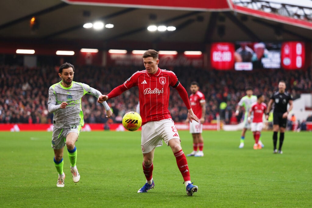 Elliot Anderson controls ball for Nottingham Forest.