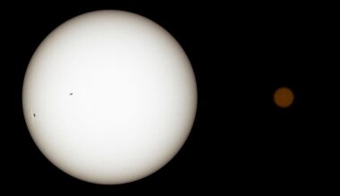 True colour illustration of the Sun (left) next to TRAPPIST-1 (right). TRAPPIST-1 is darker, redder, and smaller than the Sun.