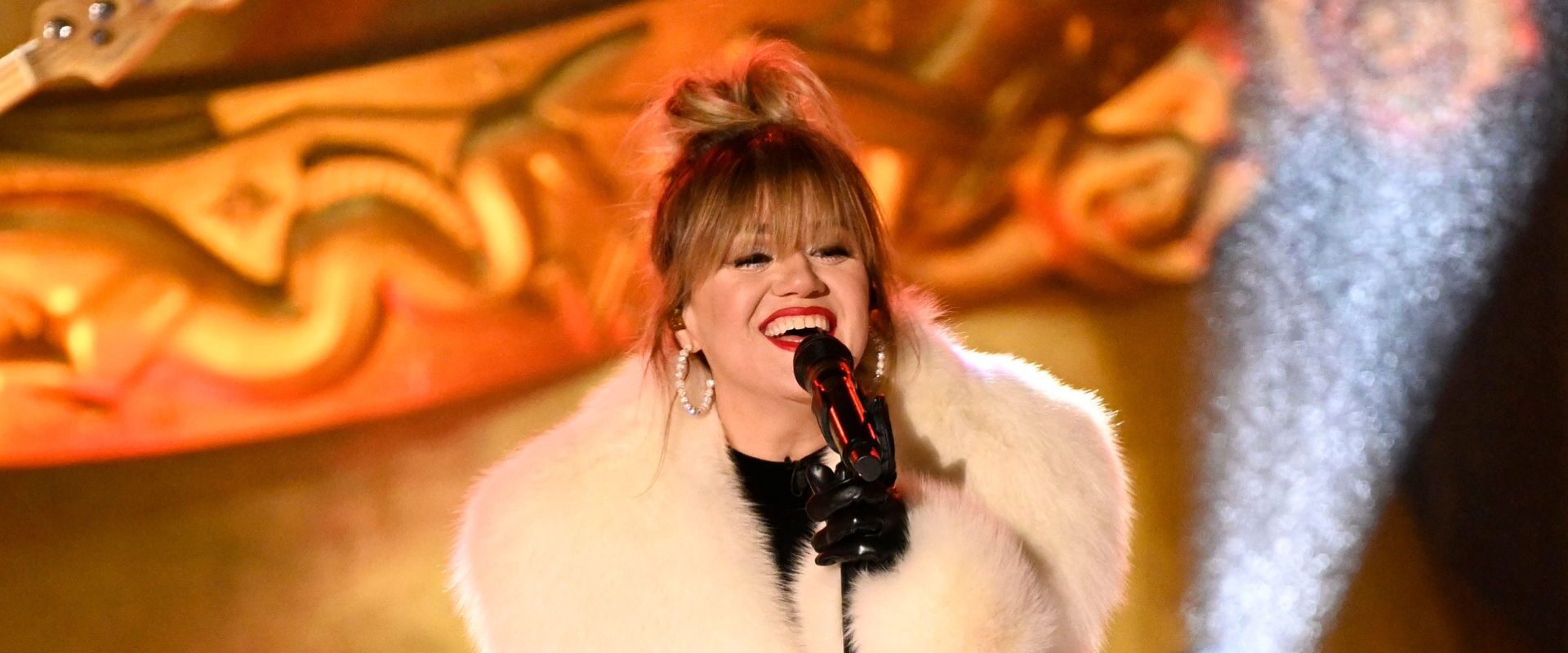 "Duchess of Christmas" Kelly Clarkson Delivers a Gift to NFL Netflix Viewers With “Underneath the Tree” Performance