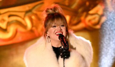 "Duchess of Christmas" Kelly Clarkson Delivers a Gift to NFL Netflix Viewers With “Underneath the Tree” Performance