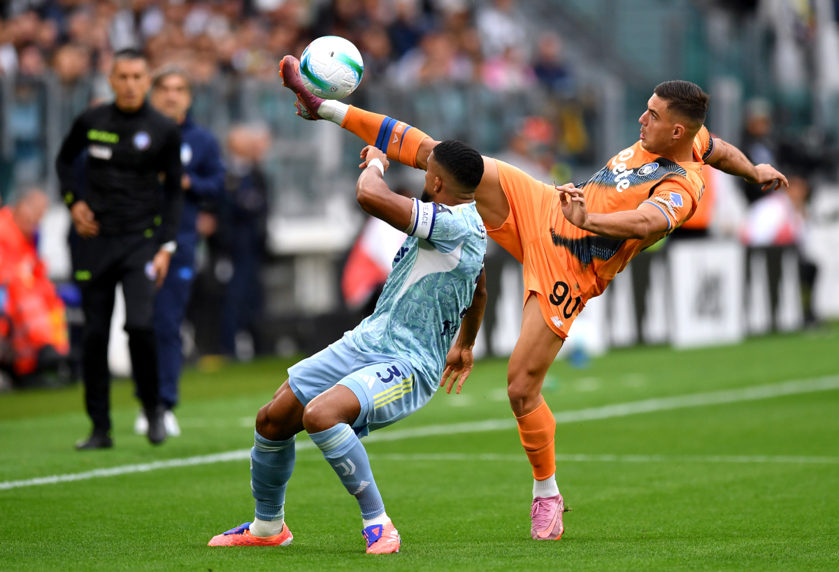 TURIN, ITALY - SEPTEMBER 27: Nikola Krstovic of Atalanta BC controls the ball whilst under pressure from Bremer of Juventus during the Serie A match between Juventus FC and Atalanta BC at the Allianz Stadium on September 27, 2025 in Turin, Italy. (Photo by Valerio Pennicino/Getty Images)