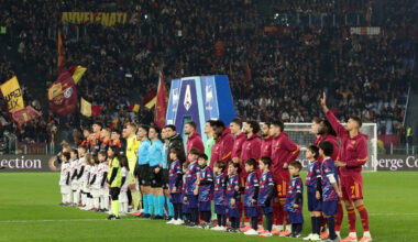 ROME, ITALY - DECEMBER 15: Como 1907 and AS Roma players line up on the pitch prior to the Serie A match between AS Roma and Como 1907 at Stadio Olimpico on December 15, 2025 in Rome, Italy. (Photo by Paolo Bruno/Getty Images)