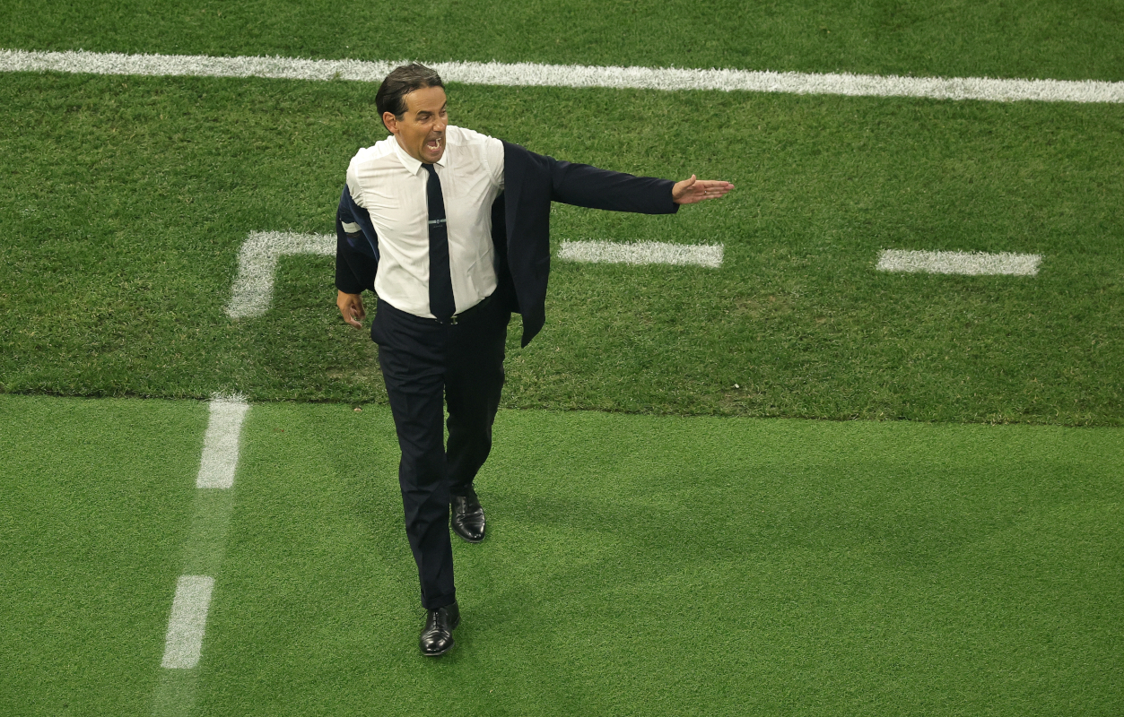 epa12147954 Inter head coach Simone Inzaghi takes off his jacket during the UEFA Champions League final between Paris Saint-Germain and Internazionale Milano in Munich, Germany 31 May 2025. EPA-EFE/FRIEDEMANN VOGEL
