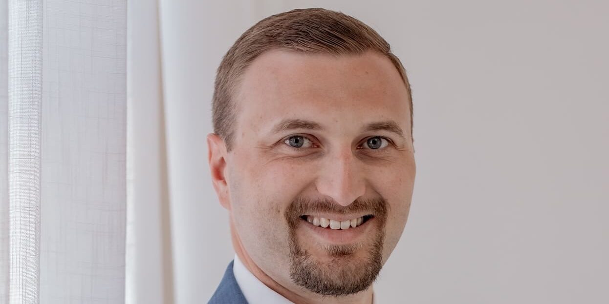 Financial adviser, national speaker shares power of 'no excuses'